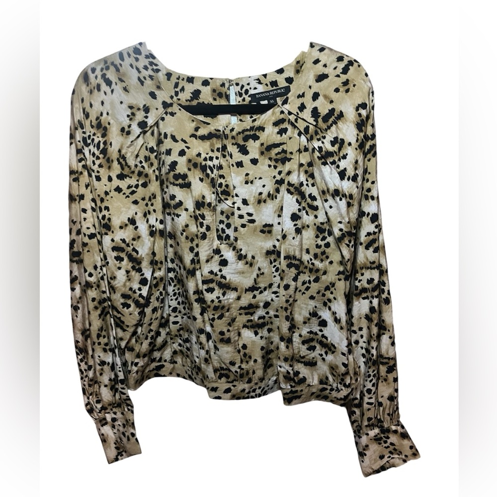 NWOT Banana Republic XL Women’s Keyhole Back Cuff Sleeve Animal Print Blouse
